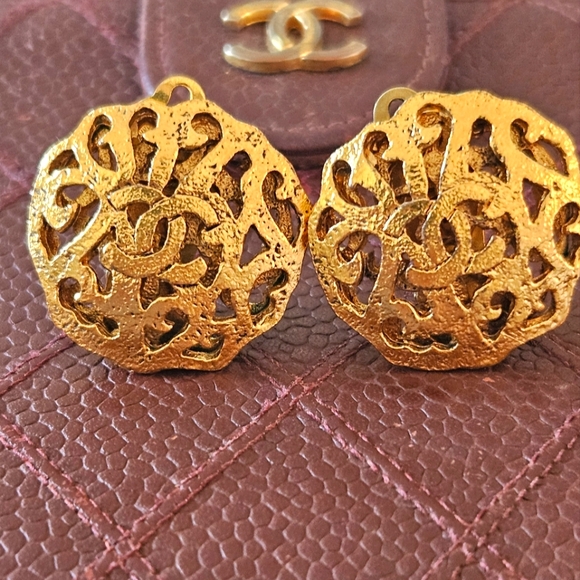 Chanel CC Logo Cut-Out Gold Plated Clip-on Vintage Earrings - Picture 2 of 7